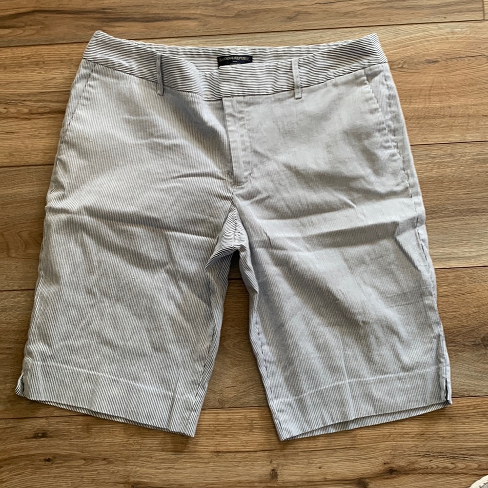 Banana Republic sz 12 Bermuda Ryan fit shorts pin stripe euc